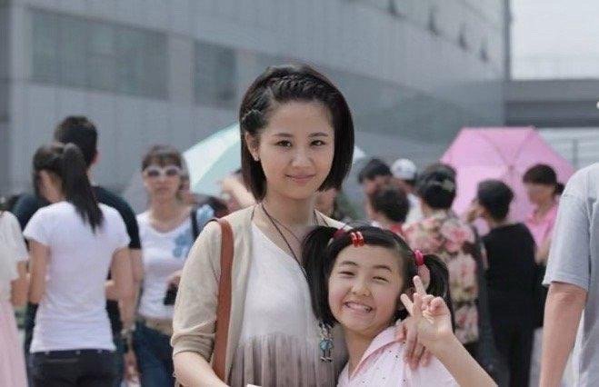 杨紫和张子枫的合照，一个19岁一个10岁，没想到两个人小时候是真的像