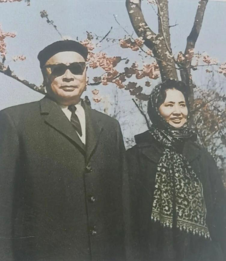 1964年，陈毅因出访归来，外交部举办接风宴。陈毅兴致高，饮酒较多，直至凌晨才回