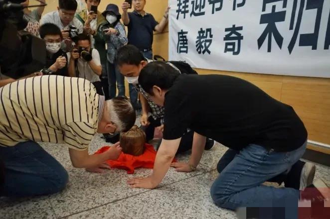 2003年，台湾高雄的90多岁老兵，拿着两瓶酒找到里长刘德文，借着酒劲说：“你可