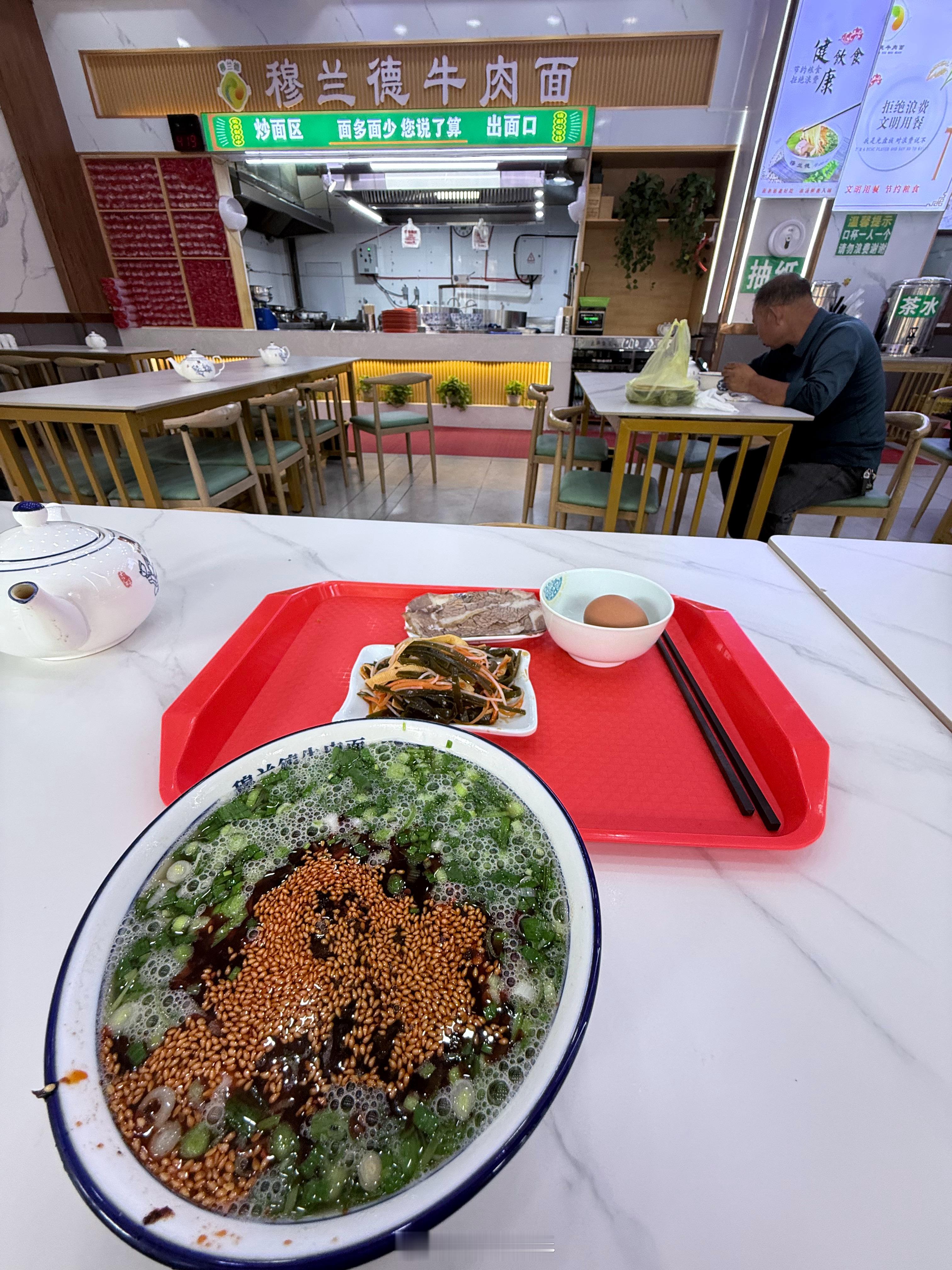 想了半天，还是要了天大的一碗牛肉面，全套20块。那晚上吃什么呢？兰州