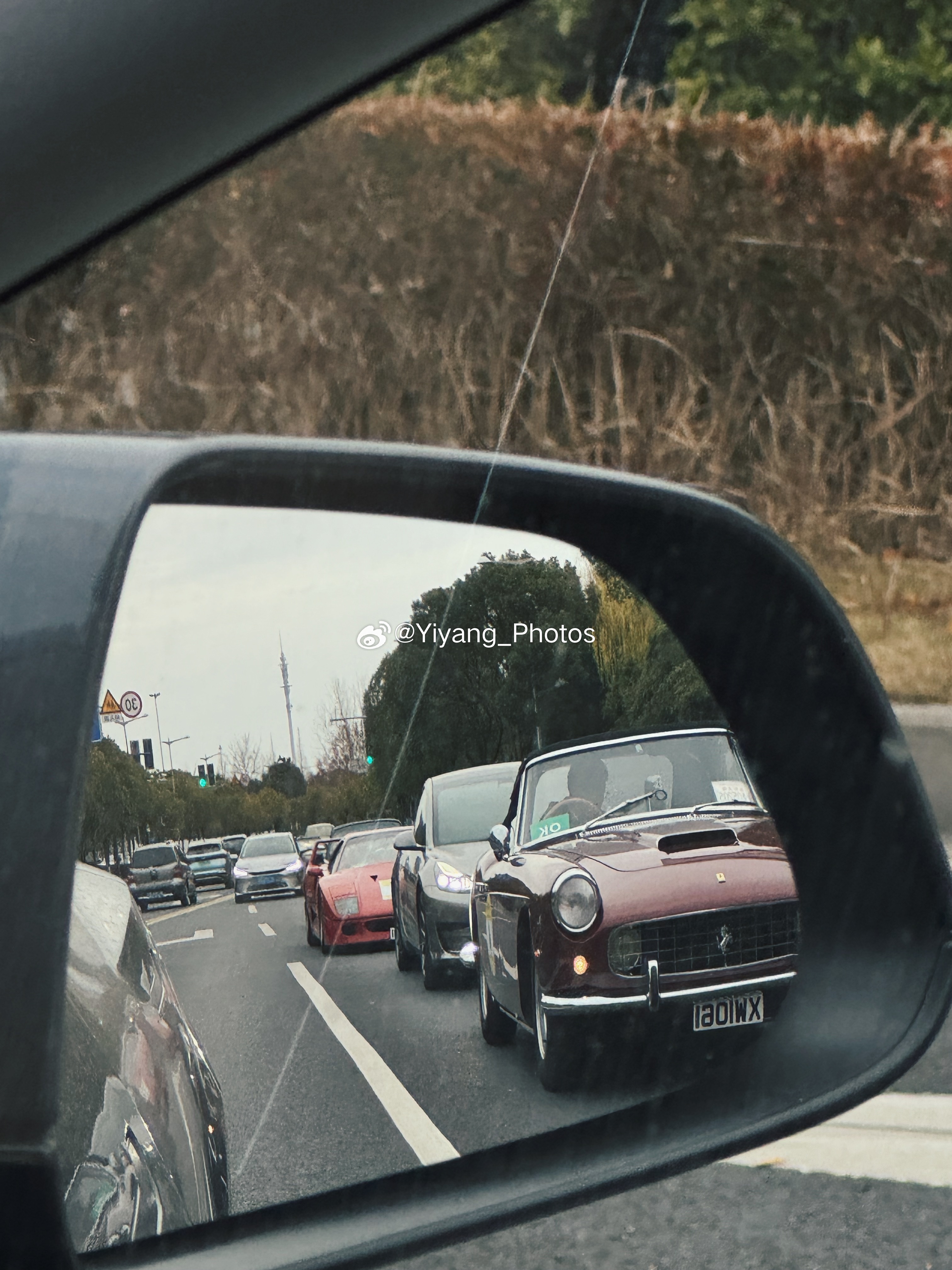 又到了最近遇到的一些车系列时间，误打误撞遇上驶在上海街头的F40上海