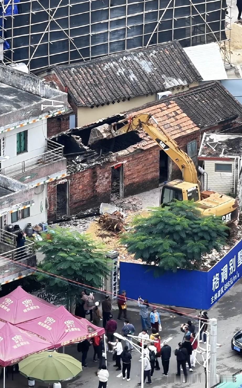 世界冠军全红婵的家居然是瓦房。。。全红婵老家迈合村的老瓦房被拆除的画面，真