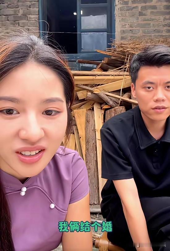 想不通阿梓为什么会嫁给一个离异带两个孩子的老男人，她明明那么漂亮又会赚钱，却非要