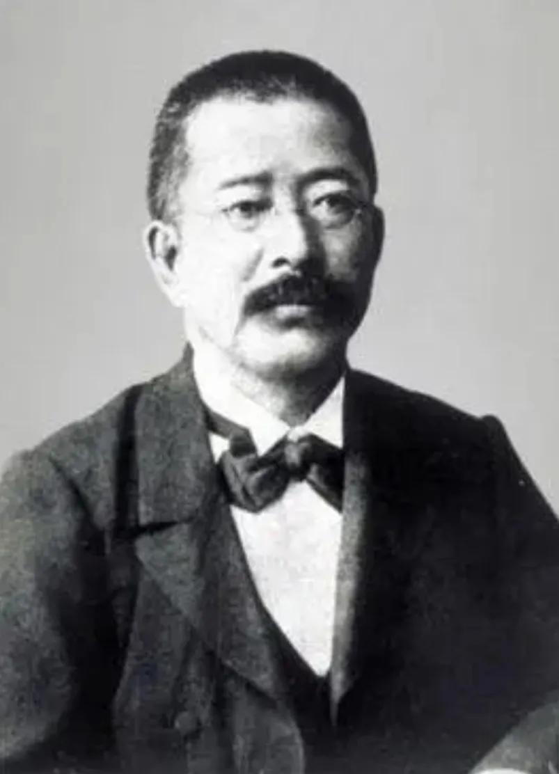 明治维新后，日本开始崛起，跻身世界列强，可是依然遭到白人的种族歧视，日本人不服，