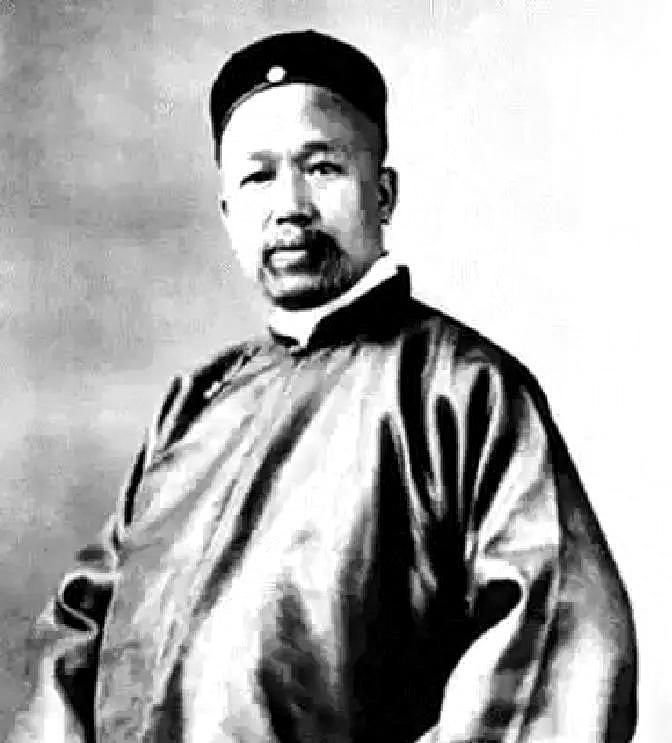 62岁的康有为在西湖游览时看中19岁船夫少女张光，当场托人提亲。张母只问了一句：