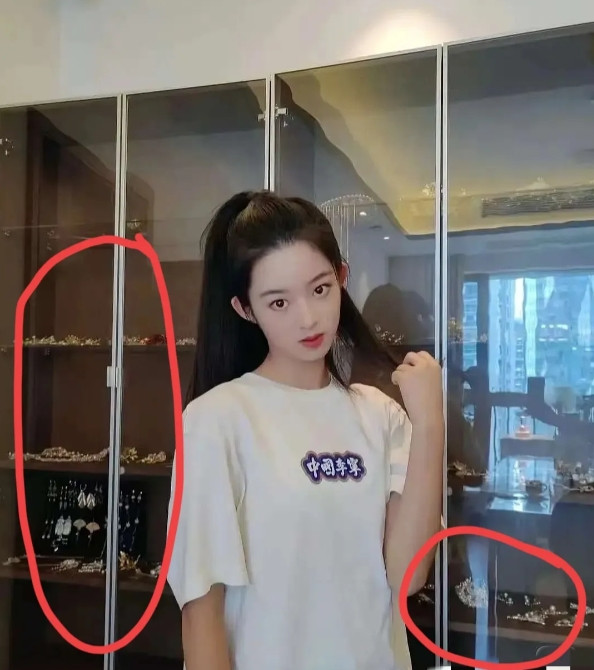 这是自从《人民名义》的“红墙”之后最震撼我的场景！黄杨钿甜在一个柜子面前自拍，里