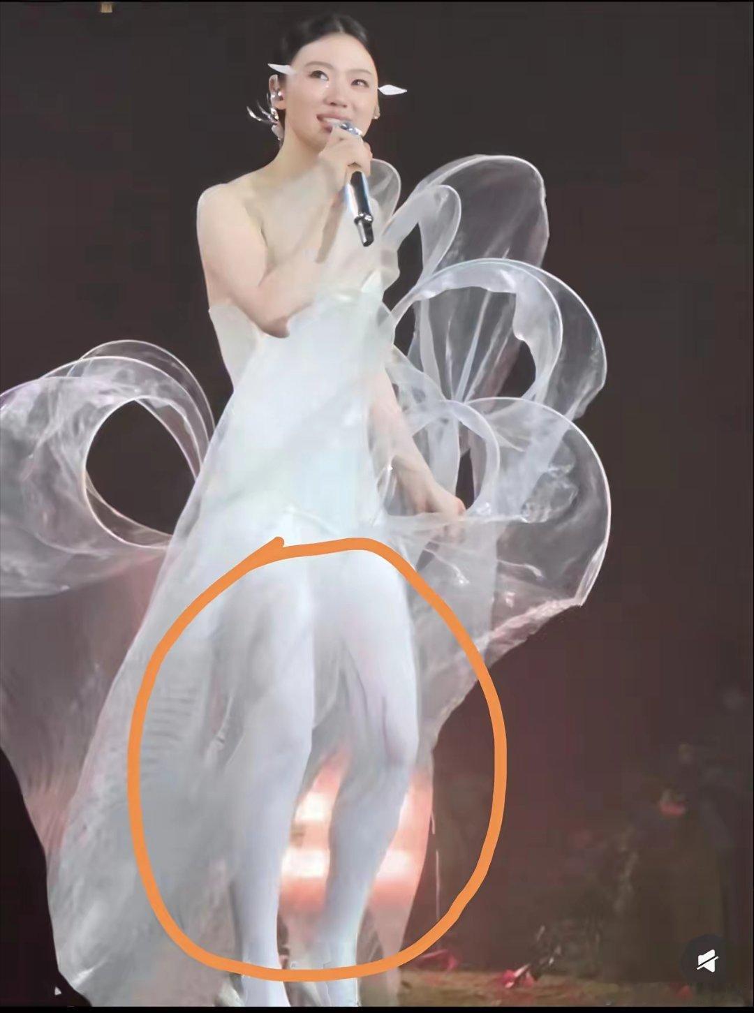 我能接受单依纯二巡开演唱会，也能接受单依纯在演唱会上唱的都是别的歌，但我真的接受