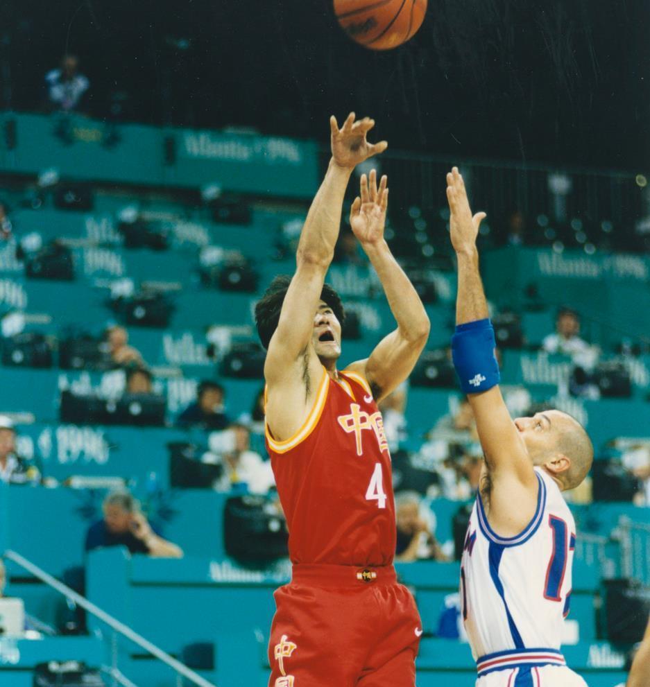 96年亚特兰大，中国男篮第一次冲进奥运八强。没姚明，没外援，靠一帮糙汉子硬拼出