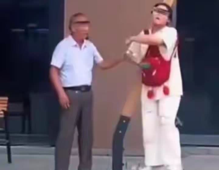 当街性骚扰？这位70岁的大爷真是逃过一劫，差点就被扣上性骚扰的帽子。幸亏有路人拍