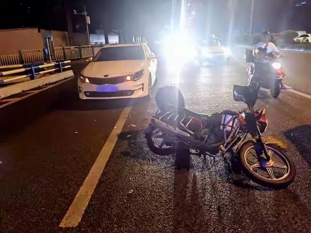 9月10日晚上，重庆江北发生两名摩托车手飙车死亡，其中一女子尸体直接挂在了护栏上
