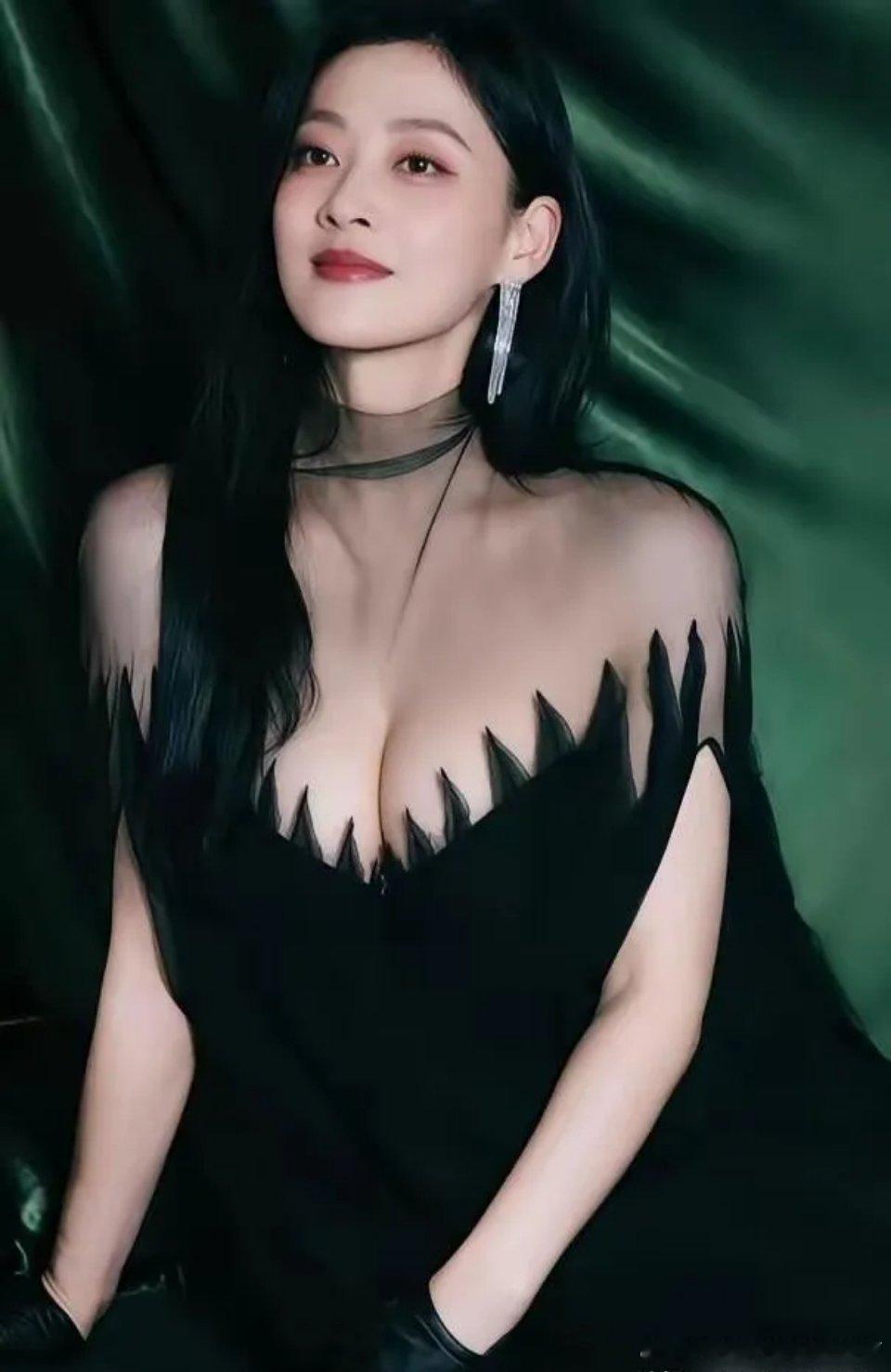 她主演的电视剧《父母爱情》好看，那个时候觉得她长得很一般，现在老了，50岁怎么看