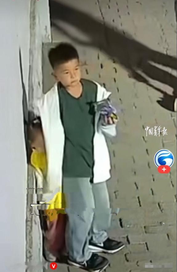 近日山东滨州，一位8岁的小哥哥，带着马上3岁的小妹妹出门玩耍，哥哥本来在一旁和小