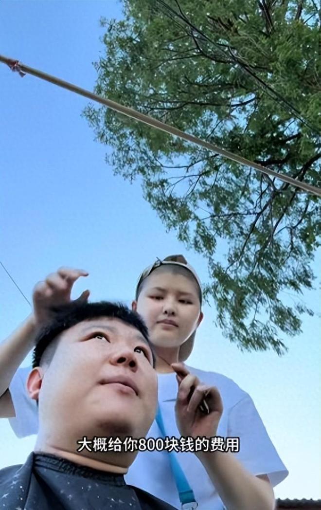 “看哭了！”湖北仙桃，一名女孩在街边理发，身边有个牌子，“8元一位”，这时，一