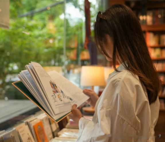 不与世人论高低，只与自己争朝夕。世间纷扰多比较，心若无争自安逸。晨有清光醒心