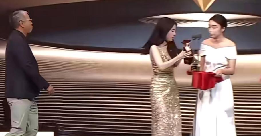后面嘉宾把奖杯拿给她的时候，她还连连摆手，让嘉宾先给其他人。张碧成用实际行动告