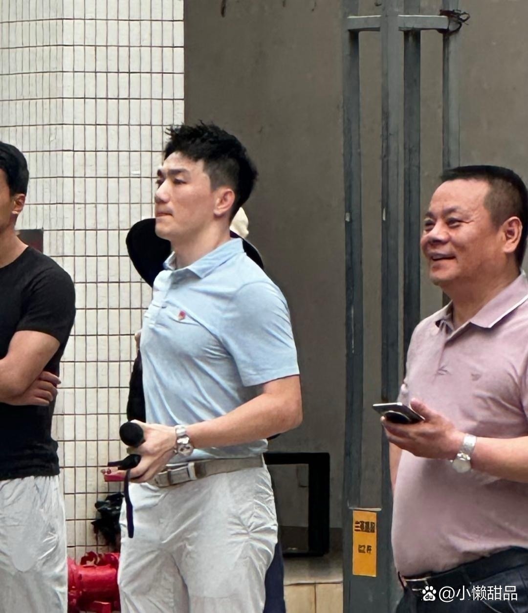 张馨予的军官老公何捷在广州大学被偶遇，他现实中真人太帅了，皮肤很白，身材超好，胸肌饱满，男人味十足！
