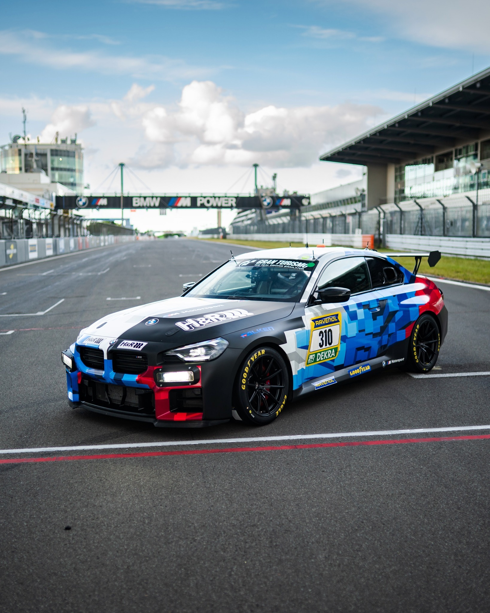 4缸的宝马M2赛车宝马的入门款赛车M2Racing首秀上周末的纽博格林24小时
