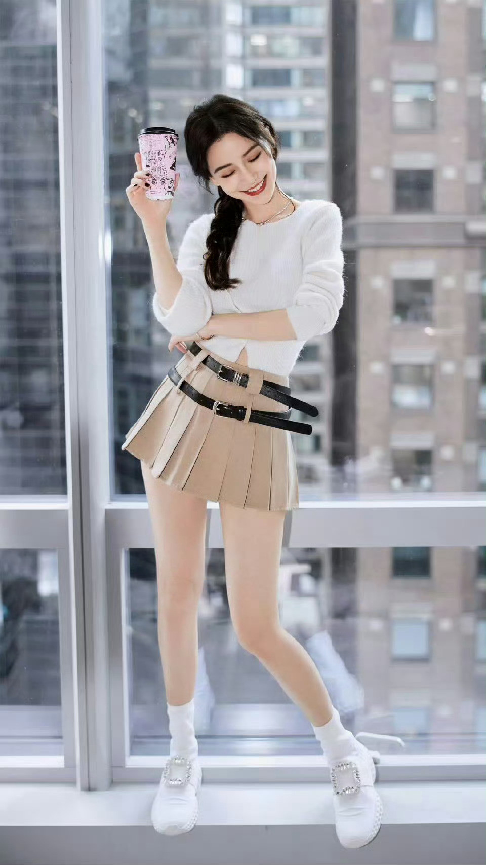 杨颖baby腿上怎么一会儿白丝一会儿黑丝一会儿裸腿的？还是在落地窗前，摄影师也太