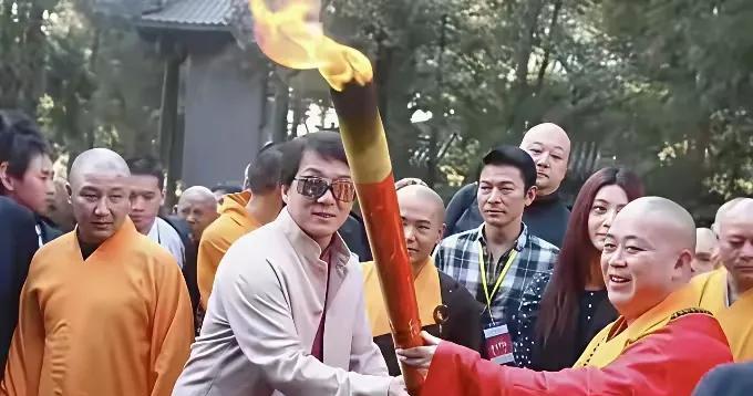 当初这些人以与花和尚合影为荣，现在这些人以与花和尚合影留念为耻。但是互联网都是有