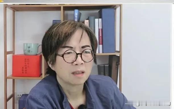 黄智贤又开始骂黄国昌了，这次骂得更起劲儿。黄智贤这次又逮住了黄国昌带秘密资料