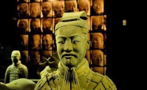 1983年，我国出借兵马俑在日本展览。一名日本男子突然而至怒喊道：