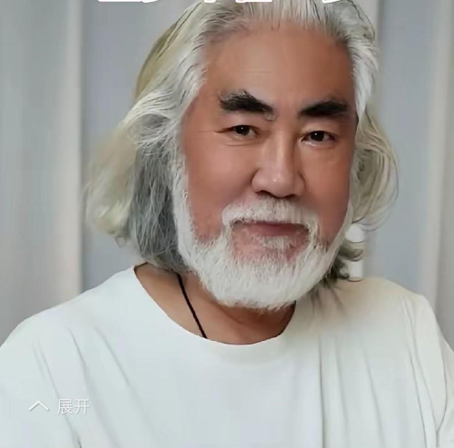 网友模拟了张纪中染黑头发，剃掉胡子的样子。讲真比现在真的是年轻了十岁也不止，但是