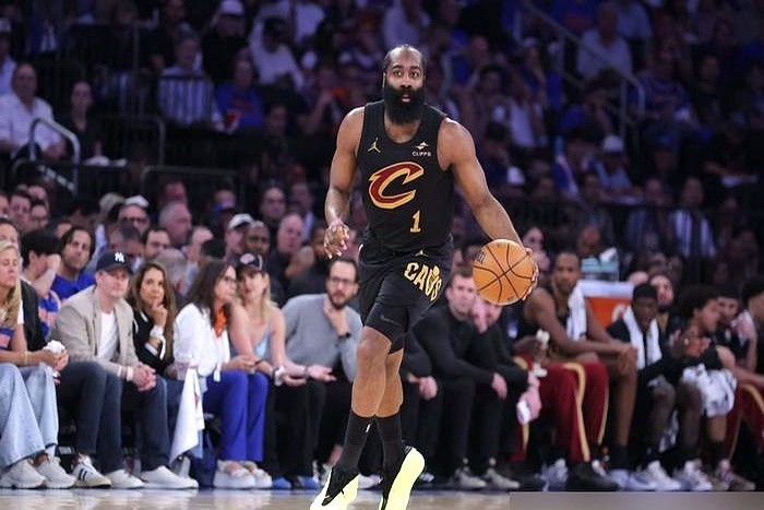 再拿661分，差127个助攻，哈登就要干成一件乔丹科比都没做到的事。NBA七十多年，得分榜前十的狠角