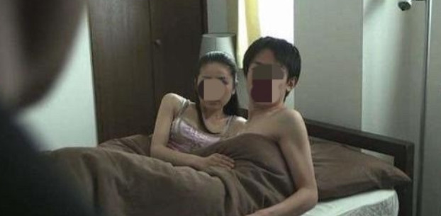 甘肃，男子半夜睡觉时，被身边妻子的尖叫声惊醒，打开灯后，看到借宿家中的老人只穿一