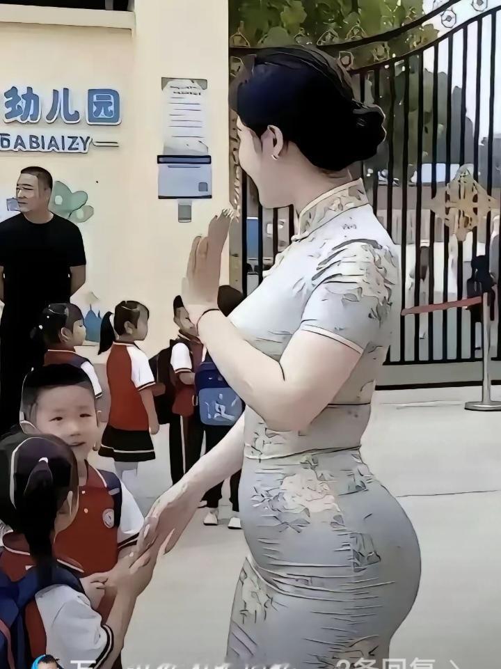 图片中，这位在幼儿园门口接送孩子的母亲，却意外的走红，成为了幼儿园门口最靓丽的风