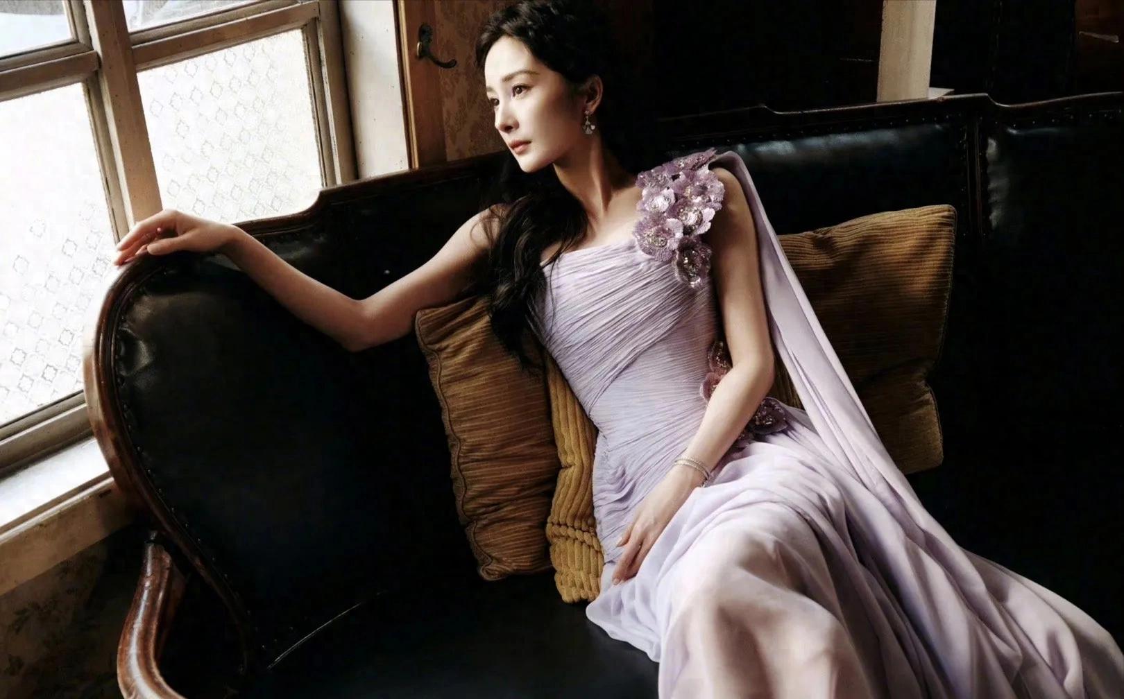 杨幂浅紫拖尾长裙，勾勒曼妙曲线，这身材管理我服了