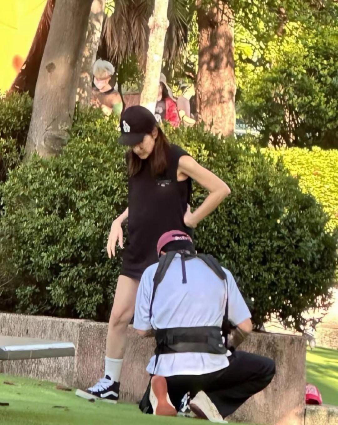 没想到，邱泽这么一个看起来不靠谱的男人，居然成了一个爱家、爱老婆的人。有网友