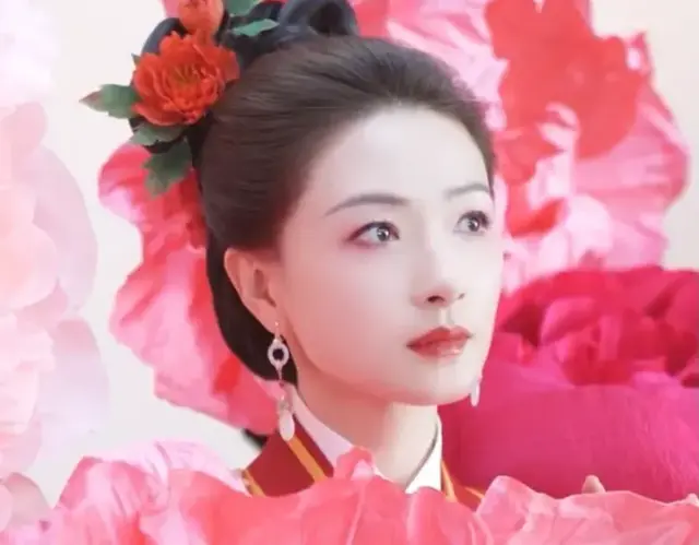 万茜的桃花妆美如画, 她在牡丹丛中很美, 她更适合演《国色芳华》