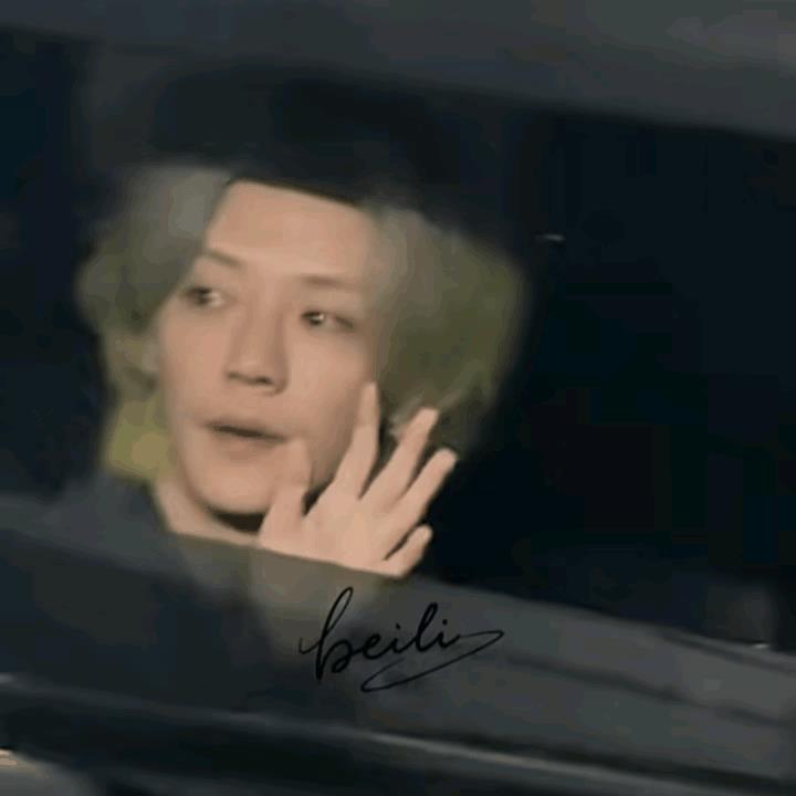 这是鹿晗上海演唱会结束离开时的画面，他频频挥手同粉丝告别，但是，信心的网友发现，