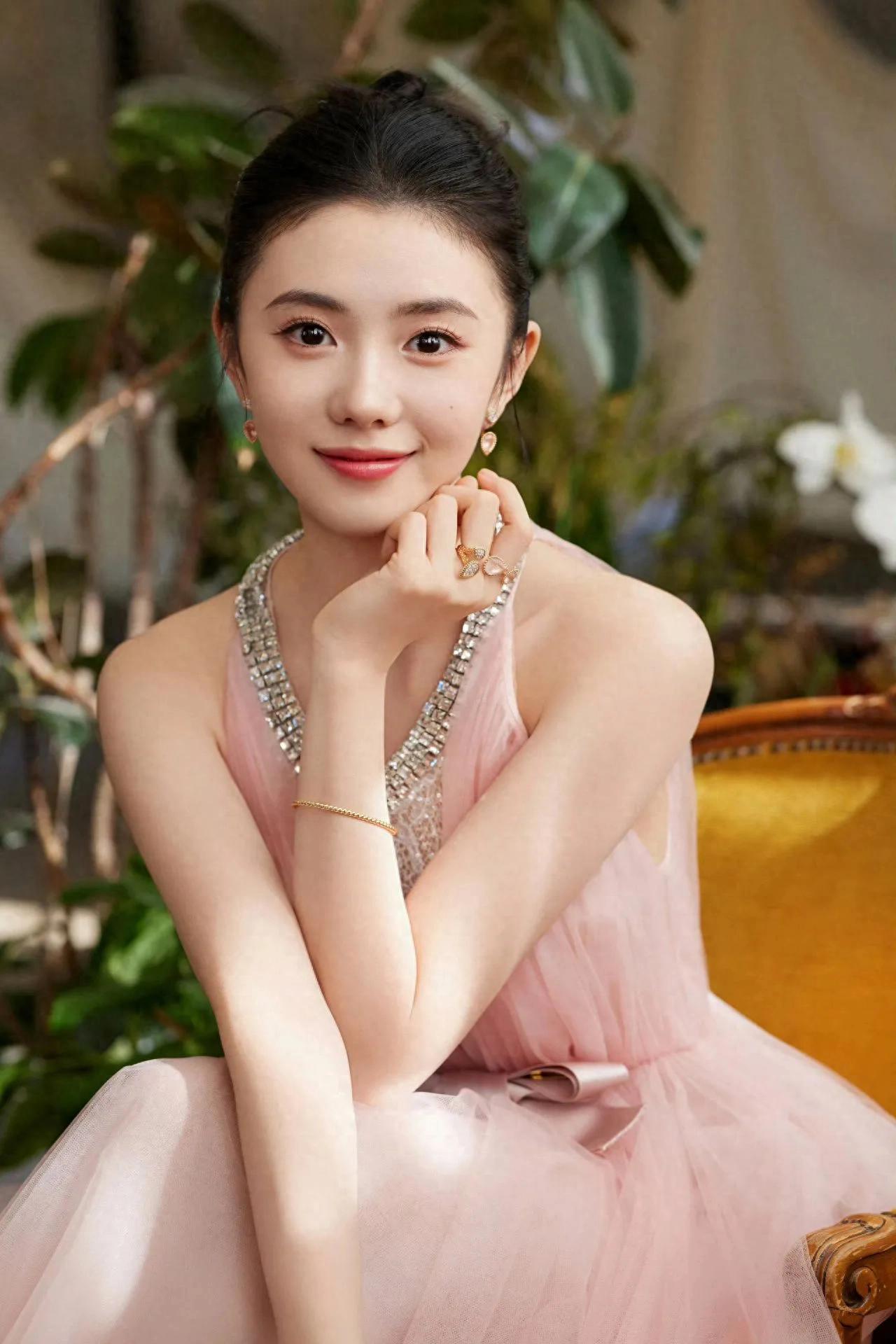 女星刘浩存粉色礼服造型：闭月羞花，婀娜多姿！