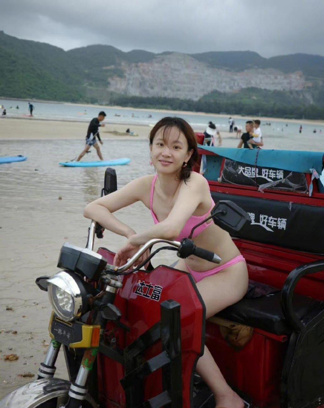 早期李梦的泳衣照，没想到这么瘦估计也有小肚腩