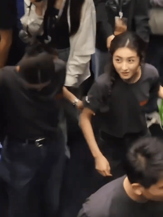 宋佳扶着张子枫上台张子枫脚受伤了，宋佳一直扶着她，帮助妹妹的暖心姐姐啊🤩​