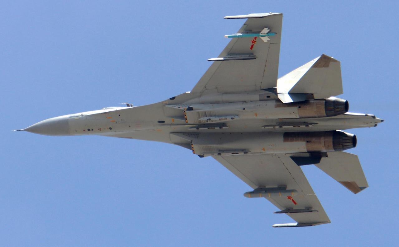 这是空军的歼-11BG，超级侧卫的最新改型之一，现在好像有一些给航空大学了，用于