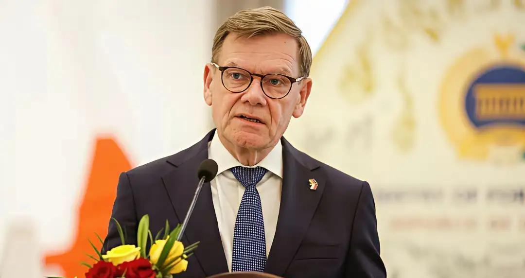 德国外长瓦德富尔觉得自己的脸很大，最后却发现是纸糊的！他在访华前对中国提出三个