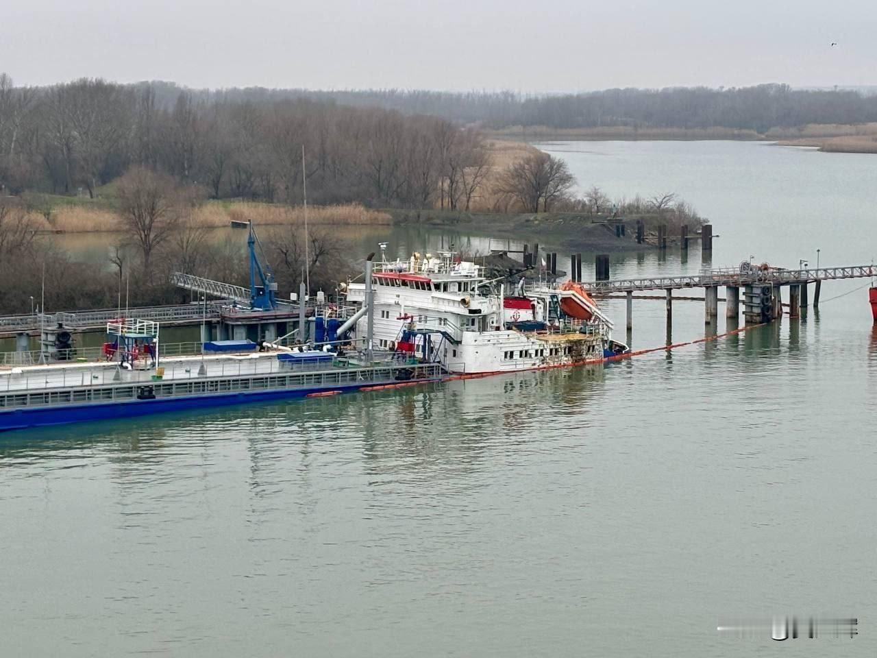 俄油轮遭无人机袭击后部分沉没：现场照片公布12月22日，“克里米亚风”频道