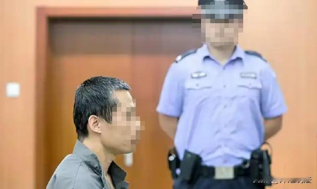 河南，一男子发现自己妻子跟同村一村民有暧昧关系，男子秘密安装监控，果然看到妻子跟