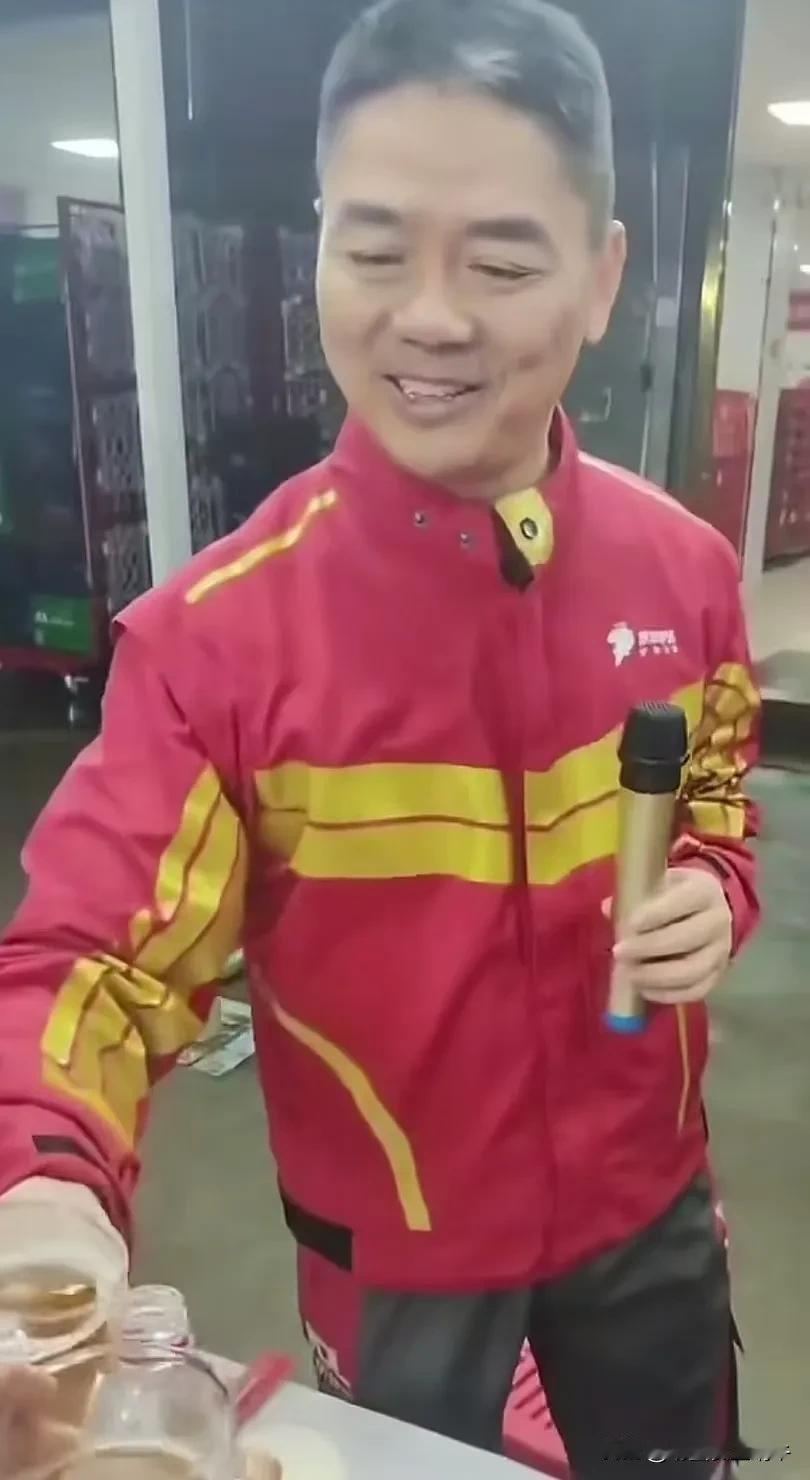 刘强东最近和京东外卖小哥一起喝酒的事情闹得沸沸扬扬，说实话，他穿上快递的衣服，十