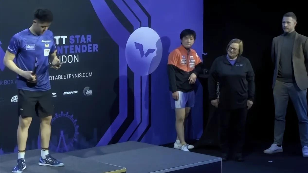 太讽刺了,张本智和被赶下颁奖台,此刻他的内心无比失落,在颁奖典礼环节,当颁