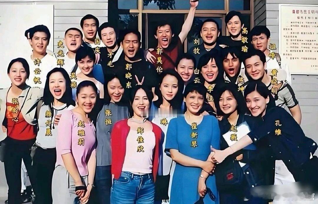 我的天，黄晓明当年在班里简直就是颜值天花板