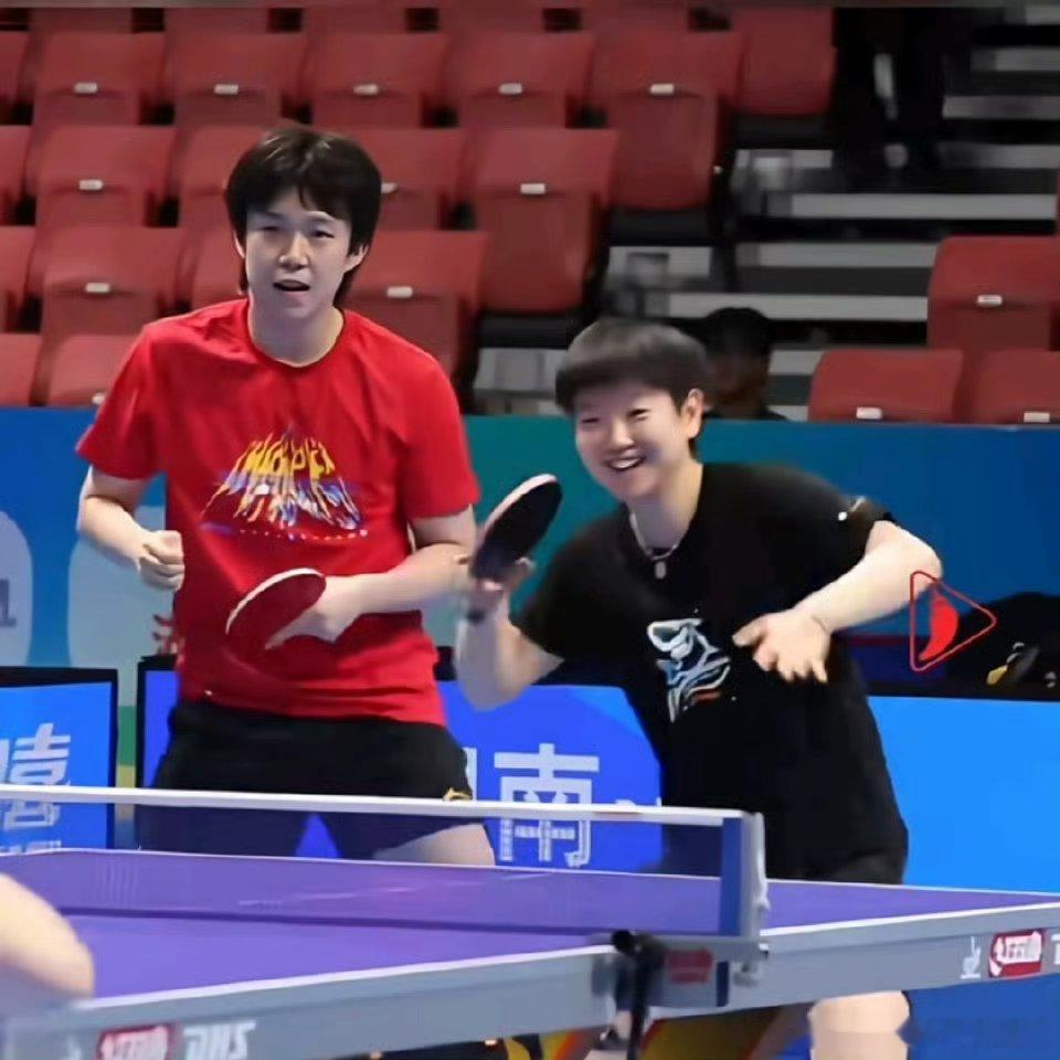 38℃的长沙，落地即训，这才是顶级运动员的“日常”。🏓看到王楚钦和孙颖莎在全锦