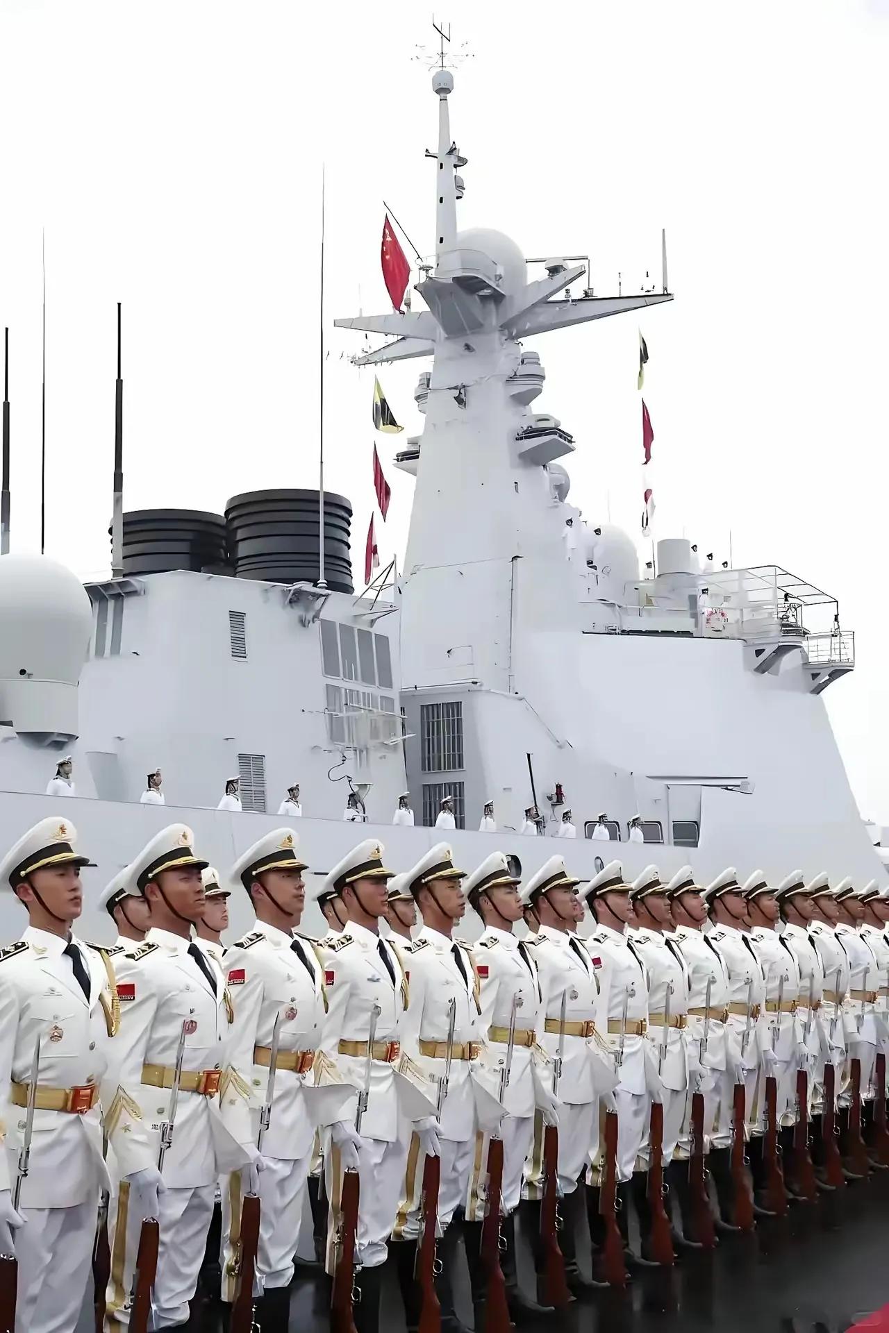 我预测一下，不是今晚公布画面，就是明晚公布画面。陪同003型航母出现在画面当中的