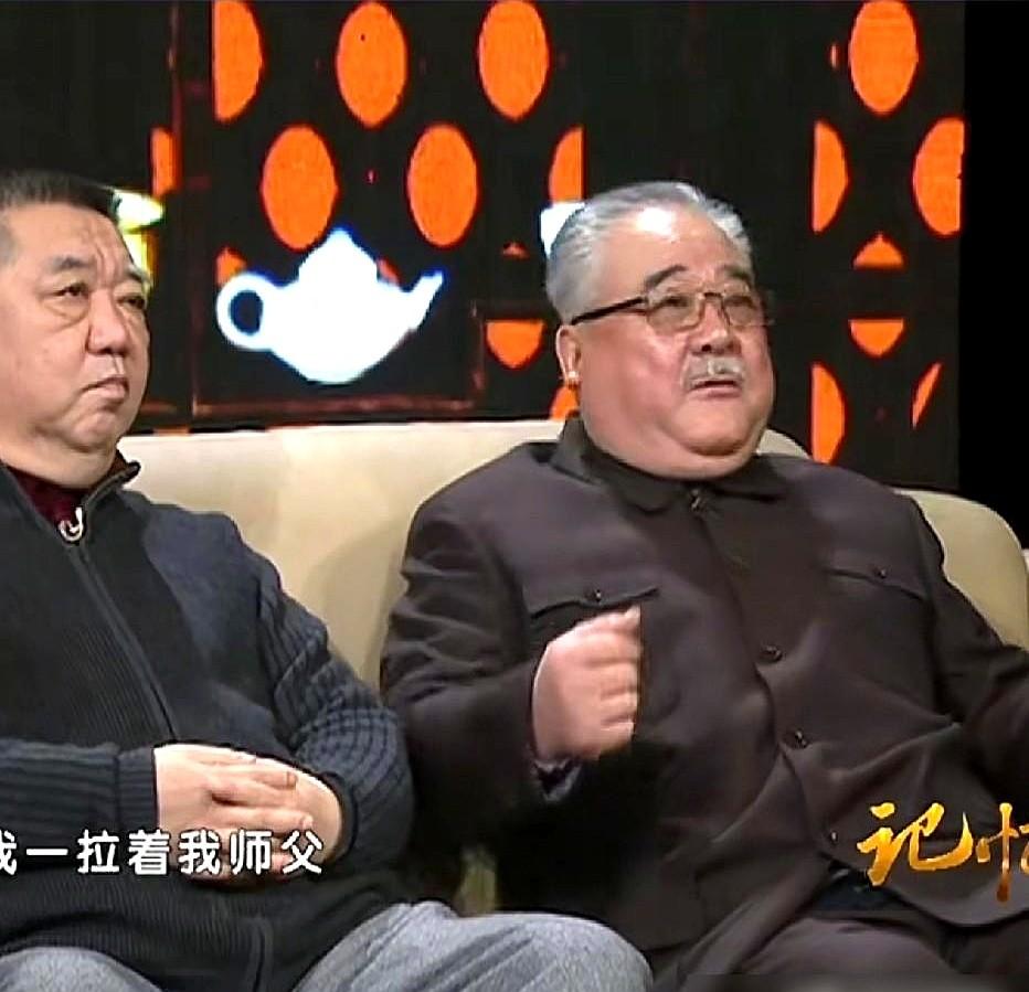 72岁的李嘉存收徒，师兄孟凡贵却没来，这事儿圈里一下就传开了。北京的酒店里，