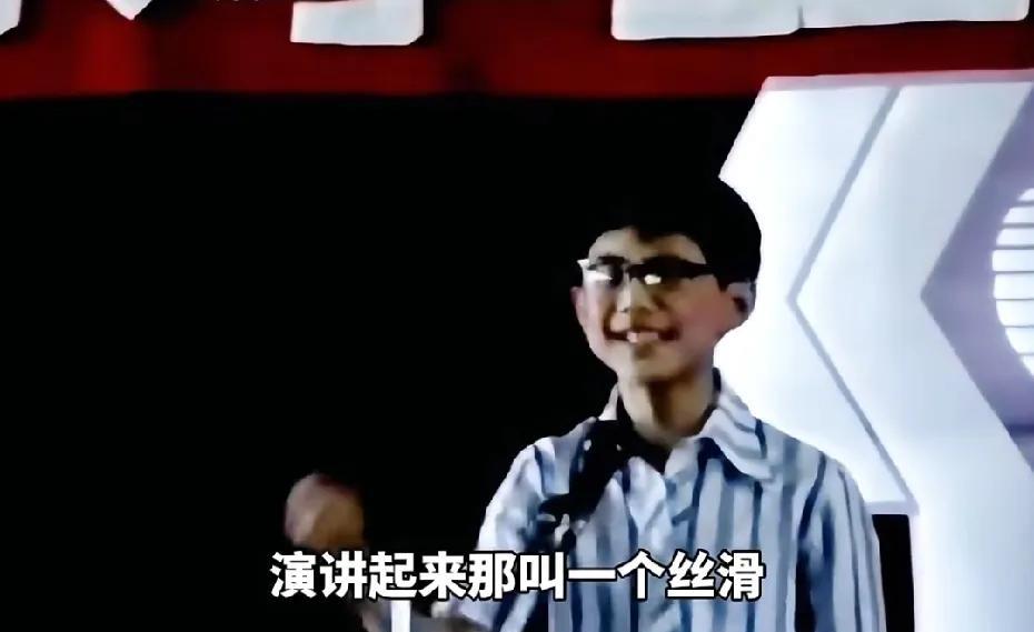 何老师小时候长得就很何老师了，那手势，那气质，简直是等比例长大