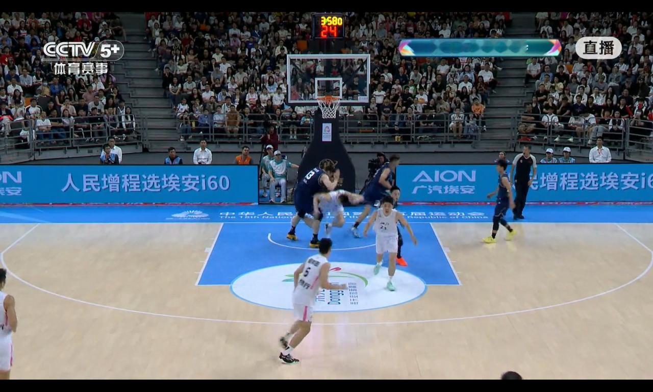 裁判保护于嘉豪太过分，他阻挡纠缠李炎哲焦泊乔，居然都是广东球员犯规广东球迷在