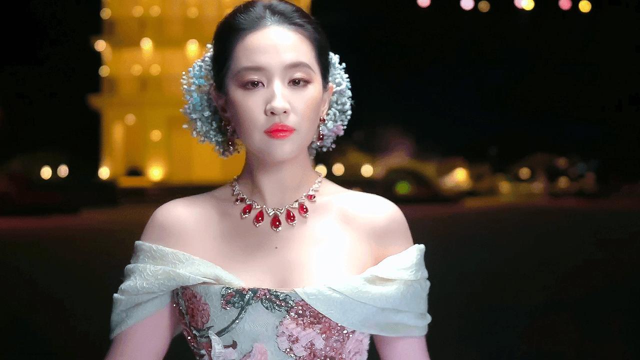 为什么刘亦菲压轴出场会那么不同？观众会被她一下子吸引住，不只是因为她出众的外