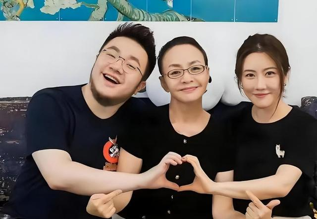 有次，宋丹丹对巴图说:“有喜欢的女孩就大胆去追，妈妈绝对不会干涉你。”可是当巴图